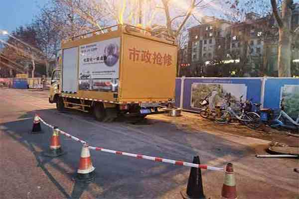 紫外線光固化管道:高效修復地下管網的利器 隨著城市化進程的加快,地下管網日益老化,管道滲漏、破裂等問題頻發,嚴重影響城市運行和居民生活。傳統的管道修復方法,如開挖更換、局部修補等,不僅耗時耗力,還會造成交通擁堵、環境污染等問題。近年來,一種新型的非開挖修復技術——紫外線光固化管道修復技術,憑借其高效、環保、經濟等優勢,逐漸成為地下管網修復的“新寵”。 什么是紫外線光固化管道修復技術? 紫外線光固化管道修復技術,簡稱UV-CIPP,是一種利用紫外線照射使樹脂固化,從而形成新的內襯管道的非開挖修復技術。其主要步驟包括: 1. 管道預處理: 清理管道內的雜物和污垢,并對管道進行檢測,確定修復范圍。 2. 制作內襯管: 將浸漬了光敏樹脂的玻璃纖維軟管,根據管道尺寸進行裁剪和拼接,形成內襯管。 3. 拉入內襯管: 利用牽引設備將內襯管拉入待修復的管道內。 4. 充氣膨脹: 向內襯管內充入壓縮空氣,使其緊貼管道內壁。 5. 紫外線固化: 使用紫外線燈具對內襯管進行照射,使光敏樹脂在短時間內固化,形成堅固的內襯管道。 6. 端口處理: 對內襯管道的兩端進行處理,使其與原有管道連接順暢。 紫外線光固化管道修復技術的優勢: 高效快捷: 整個修復過程僅需數小時,無需開挖路面,不影響交通和居民生活。 環保無污染: 修復過程中不產生噪音、粉塵和有害氣體,對環境友好。 經濟實惠: 與傳統開挖修復相比,成本更低,且使用壽命更長。 適用范圍廣: 可用于修復各種材質、各種形狀的管道,如污水管道、雨水管道、供水管道等。 紫外線光固化管道修復技術的應用前景: 隨著城市地下管網的老化問題日益突出,紫外線光固化管道修復技術作為一種高效、環保、經濟的非開挖修復技術,具有廣闊的應用前景。未來,隨著技術的不斷進步和成本的進一步降低,該技術將在城市地下管網修復領域發揮越來越重要的作用,為建設智慧城市、綠色城市貢獻力量。 紫外線光固化管道結語: 紫外線光固化管道修復技術是地下管網修復領域的一項 性技術,它改變了傳統開挖修復的弊端,為城市地下管網的維護和更新提供了新的解決方案。相信在不久的將來,這項技術將會得到更廣泛的應用,為城市的可持續發展保駕護航。 紫外線光固化管道:高效修復地下管網的利器 隨著城市化進程的加快,地下管網日益老化,管道滲漏、破裂等問題頻發,嚴重影響城市運行和居民生活。傳統的管道修復方法,如開挖更換、局部修補等,不僅耗時耗力,還會造成交通擁堵、環境污染等問題。近年來,一種新型的非開挖修復技術——紫外線光固化管道修復技術,憑借其高效、環保、經濟等優勢,逐漸成為地下管網修復的“新寵”。 什么是紫外線光固化管道修復技術? 紫外線光固化管道修復技術,簡稱UV-CIPP,是一種利用紫外線照射使樹脂固化,從而形成新的內襯管道的非開挖修復技術。其主要步驟包括: 1. 管道預處理: 清理管道內的雜物和污垢,并對管道進行檢測,確定修復范圍。 2. 制作內襯管: 將浸漬了光敏樹脂的玻璃纖維軟管,根據管道尺寸進行裁剪和拼接,形成內襯管。 3. 拉入內襯管: 利用牽引設備將內襯管拉入待修復的管道內。 4. 充氣膨脹: 向內襯管內充入壓縮空氣,使其緊貼管道內壁。 5. 紫外線固化: 使用紫外線燈具對內襯管進行照射,使光敏樹脂在短時間內固化,形成堅固的內襯管道。 6. 端口處理: 對內襯管道的兩端進行處理,使其與原有管道連接順暢。 紫外線光固化管道修復技術的優勢: 高效快捷: 整個修復過程僅需數小時,無需開挖路面,不影響交通和居民生活。 環保無污染: 修復過程中不產生噪音、粉塵和有害氣體,對環境友好。 經濟實惠: 與傳統開挖修復相比,成本更低,且使用壽命更長。 適用范圍廣: 可用于修復各種材質、各種形狀的管道,如污水管道、雨水管道、供水管道等。 紫外線光固化管道修復技術的應用前景: 隨著城市地下管網的老化問題日益突出,紫外線光固化管道修復技術作為一種高效、環保、經濟的非開挖修復技術,具有廣闊的應用前景。未來,隨著技術的不斷進步和成本的進一步降低,該技術將在城市地下管網修復領域發揮越來越重要的作用,為建設智慧城市、綠色城市貢獻力量。 紫外線光固化管道結語: 紫外線光固化管道修復技術是地下管網修復領域的一項 性技術,它改變了傳統開挖修復的弊端,為城市地下管網的維護和更新提供了新的解決方案。相信在不久的將來,這項技術將會得到更廣泛的應用,為城市的可持續發展保駕護航。