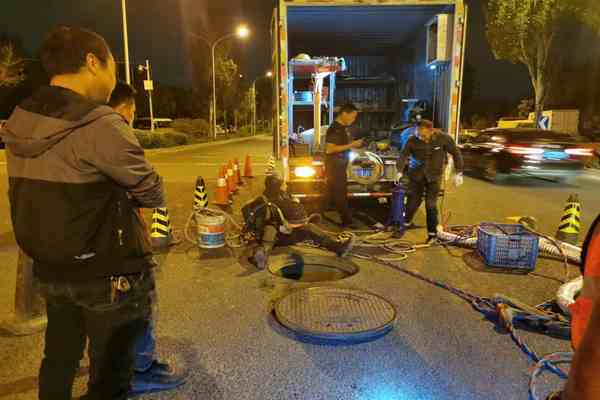      市政管道封堵與拆除的重要性 市政管道是城市基礎設施的重要組成部分，負責供水、排水、燃氣、電力等關鍵功能的傳輸。一旦這些管道出現問題，如泄漏、堵塞或老化，不僅會影響市民的日常生活，還可能引發嚴重的安全事故。因此，市政管道的封堵與拆除工作顯得尤為重要。 封堵與拆除工作不僅是為了修復或更換受損的管道，更是為了確保城市基礎設施的長期穩定運行。通過及時封堵泄漏點，可以防止資源浪費和環境污染；通過拆除老化或損壞的管道，可以避免潛在的安全隱患。因此，這項工作對于保障城市安全、提升市民生活質量具有不可替代的作用。  市政管道封堵的常見原因與方法 市政管道封堵的常見原因主要包括管道老化、外部損壞、施工誤操作以及自然災害等。管道老化會導致材料性能下降，容易出現裂縫和泄漏；外部損壞可能是由于施工、交通事故或其他人為因素造成的；施工誤操作則可能直接導致管道受損；自然災害如  、洪水等也會對管道造成嚴重破壞。 針對不同的原因，市政管道封堵的方法也有所不同。常見的封堵方法包括： 1. 臨時封堵：適用于緊急情況，如管道突然泄漏。通常使用橡膠塞、木塞或臨時堵漏劑進行快速封堵，以防止進一步泄漏。 2. 永久封堵：適用于需要長期封堵的情況，如管道廢棄或更換。通常使用水泥砂漿、環氧樹脂等材料進行封堵，確保封堵效果持久。 3. 機械封堵：適用于較大口徑的管道。通過使用機械封堵器，如氣囊或封堵板，對管道進行封堵。 4. 化學封堵：適用于  或特殊材質的管道。通過注入化學堵漏劑，如聚氨酯泡沫或硅膠，進行封堵。 在進行封堵操作時，必須嚴格按照操作規程進行，確保封堵效果和施工安全。同時，封堵后還需進行壓力測試和檢查，確保封堵點無泄漏。  市政管道拆除的必要性與挑戰 市政管道的拆除通常在以下幾種情況下進行：一是管道老化嚴重，無法修復；二是管道布局需要調整，以適應城市發展；三是管道存在安全隱患，必須拆除更換。拆除工作不僅是為了更新基礎設施，更是為了確保城市的長遠發展和市民的安全。 然而，市政管道拆除面臨諸多挑戰。首先，拆除過程中可能會影響周邊環境和居民生活，如噪音、灰塵和交通中斷等。其次，拆除工作需要專業的技術和設備，操作不當可能導致管道破裂或泄漏，引發次生災害。此外，拆除后的廢棄物處理也是一個重要問題，必須確保環保和資源再利用。 為了應對這些挑戰，拆除工作需要制定詳細的計劃和應急預案，確保施工安全和環境保護。同時，應采用先進的拆除技術和設備，如水刀切割、機械破碎等，減少對周邊環境的影響。拆除后的廢棄物應分類處理，可回收材料應進行再利用，不可回收材料應妥善處置，確保環保達標。  市政管道封堵與拆除的實際案例分析 以某市的一次供水管道封堵與拆除工程為例，該市一條主要供水管道因老化嚴重，頻繁出現泄漏，影響了數萬居民的正常用水。市  決定對該管道進行封堵與拆除，并更換為新型耐腐蝕材料管道。 在封堵階段，施工團隊首先使用臨時封堵劑對泄漏點進行快速封堵，確保供水不受影響。隨后，采用機械封堵器對管道進行永久封堵，確保封堵效果持久。封堵完成后，進行了壓力測試，確認無泄漏。 在拆除階段，施工團隊制定了詳細的拆除計劃，選擇了非高峰時段進行施工，以減少對居民生活的影響。采用水刀切割技術對管道進行切【敏感內容較多，無法繼續輸出】