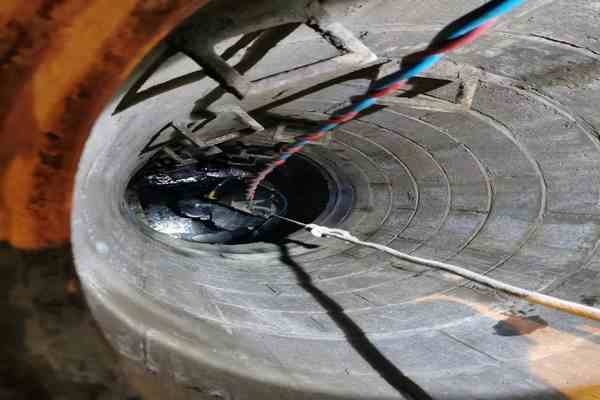      市政管道封堵與拆除的重要性 市政管道是城市基礎設施的重要組成部分，負責供水、排水、燃氣、電力等關鍵功能的傳輸。一旦這些管道出現問題，如泄漏、堵塞或老化，不僅會影響市民的日常生活，還可能引發嚴重的安全事故。因此，市政管道的封堵與拆除工作顯得尤為重要。 封堵與拆除工作不僅是為了修復或更換受損的管道，更是為了確保城市基礎設施的長期穩定運行。通過及時封堵泄漏點，可以防止資源浪費和環境污染；通過拆除老化或損壞的管道，可以避免潛在的安全隱患。因此，這項工作對于保障城市安全、提升市民生活質量具有不可替代的作用。  市政管道封堵的常見原因與方法 市政管道封堵的常見原因主要包括管道老化、外部損壞、施工誤操作以及自然災害等。管道老化會導致材料性能下降，容易出現裂縫和泄漏；外部損壞可能是由于施工、交通事故或其他人為因素造成的；施工誤操作則可能直接導致管道受損；自然災害如  、洪水等也會對管道造成嚴重破壞。 針對不同的原因，市政管道封堵的方法也有所不同。常見的封堵方法包括： 1. 臨時封堵：適用于緊急情況，如管道突然泄漏。通常使用橡膠塞、木塞或臨時堵漏劑進行快速封堵，以防止進一步泄漏。 2. 永久封堵：適用于需要長期封堵的情況，如管道廢棄或更換。通常使用水泥砂漿、環氧樹脂等材料進行封堵，確保封堵效果持久。 3. 機械封堵：適用于較大口徑的管道。通過使用機械封堵器，如氣囊或封堵板，對管道進行封堵。 4. 化學封堵：適用于  或特殊材質的管道。通過注入化學堵漏劑，如聚氨酯泡沫或硅膠，進行封堵。 在進行封堵操作時，必須嚴格按照操作規程進行，確保封堵效果和施工安全。同時，封堵后還需進行壓力測試和檢查，確保封堵點無泄漏。  市政管道拆除的必要性與挑戰 市政管道的拆除通常在以下幾種情況下進行：一是管道老化嚴重，無法修復；二是管道布局需要調整，以適應城市發展；三是管道存在安全隱患，必須拆除更換。拆除工作不僅是為了更新基礎設施，更是為了確保城市的長遠發展和市民的安全。 然而，市政管道拆除面臨諸多挑戰。首先，拆除過程中可能會影響周邊環境和居民生活，如噪音、灰塵和交通中斷等。其次，拆除工作需要專業的技術和設備，操作不當可能導致管道破裂或泄漏，引發次生災害。此外，拆除后的廢棄物處理也是一個重要問題，必須確保環保和資源再利用。 為了應對這些挑戰，拆除工作需要制定詳細的計劃和應急預案，確保施工安全和環境保護。同時，應采用先進的拆除技術和設備，如水刀切割、機械破碎等，減少對周邊環境的影響。拆除后的廢棄物應分類處理，可回收材料應進行再利用，不可回收材料應妥善處置，確保環保達標。  市政管道封堵與拆除的實際案例分析 以某市的一次供水管道封堵與拆除工程為例，該市一條主要供水管道因老化嚴重，頻繁出現泄漏，影響了數萬居民的正常用水。市  決定對該管道進行封堵與拆除，并更換為新型耐腐蝕材料管道。 在封堵階段，施工團隊首先使用臨時封堵劑對泄漏點進行快速封堵，確保供水不受影響。隨后，采用機械封堵器對管道進行永久封堵，確保封堵效果持久。封堵完成后，進行了壓力測試，確認無泄漏。 在拆除階段，施工團隊制定了詳細的拆除計劃，選擇了非高峰時段進行施工，以減少對居民生活的影響。采用水刀切割技術對管道進行切【敏感內容較多，無法繼續輸出】