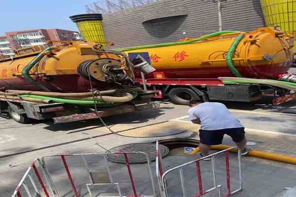 化糞池滿了 化糞池滿了導(dǎo)致一樓反水，居民生活受影響