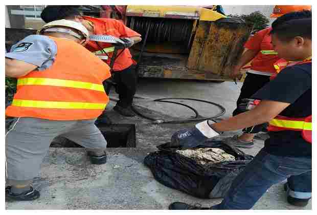 金海湖上卜子村花園水渠管道清淤施工流程